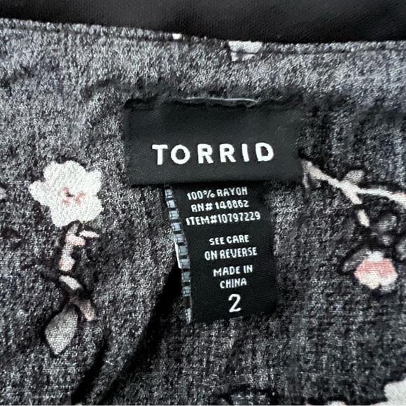 Torrid Black Floral Print Crepe Ruffle Sleeveless Blouse Size 2X Plus Size - Picture 4 of 5